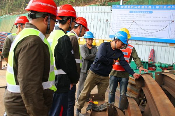 图一：召开进洞前现场聚会，，，，，，，检查钢拱架.jpg